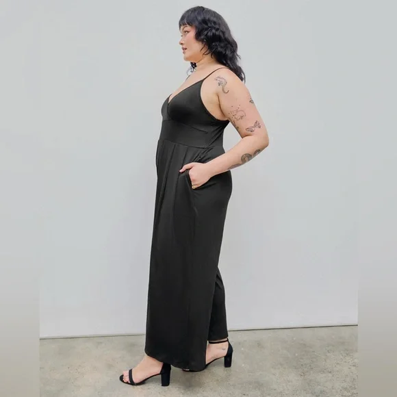 NWOT - V-neck Cami Wide Leg Jumpsuit Curve & Plus Elegant Black Jumpsuit - CIDER - Picture 4 of 8